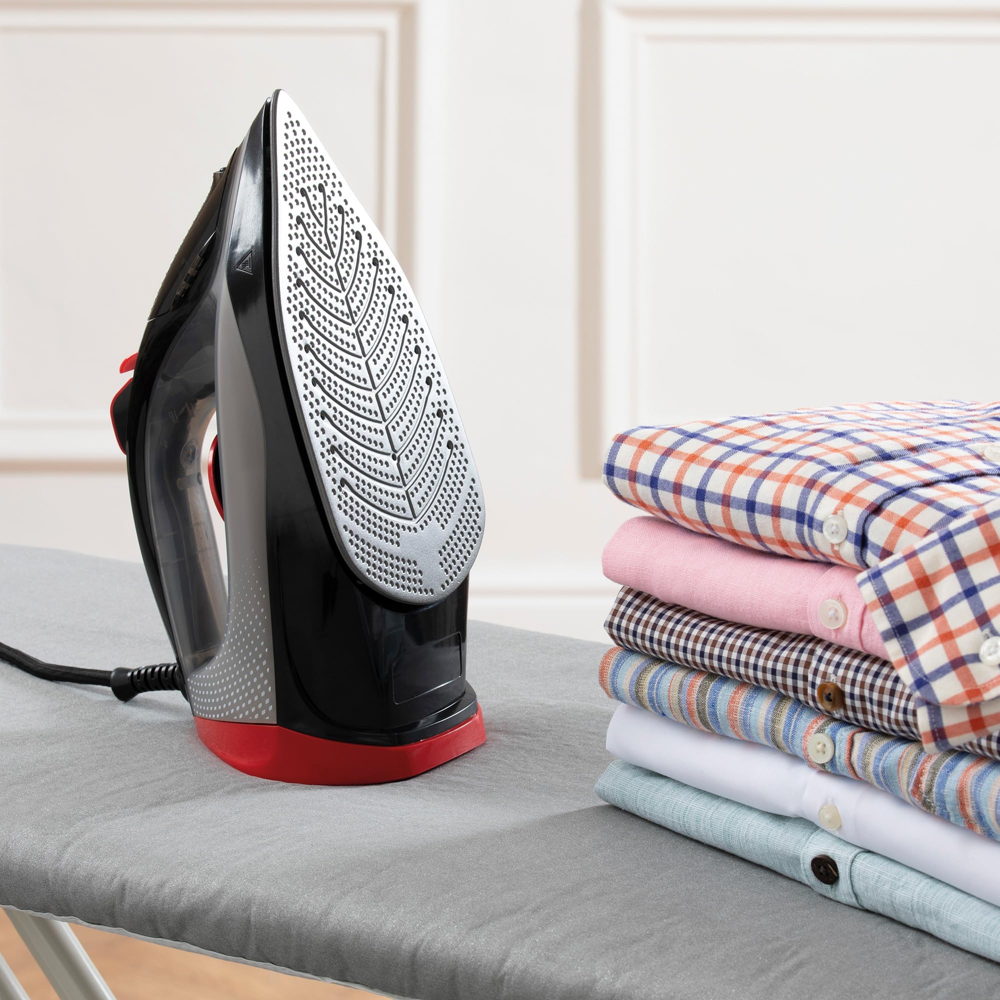 Daewoo Glide Iron, The Ultra Glide, 2600W Steam Iron With Ceramic Soleplate, High Burst Steam And Precision Tip With An Adjustable Temperature Dial And Self Clean Function, Red And Black